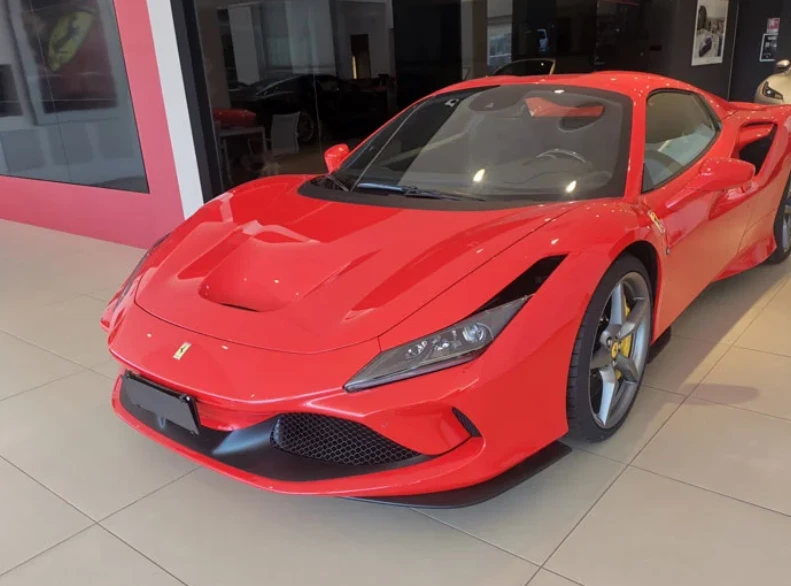 Ferrari F8 Spider rossa, vista anteriore