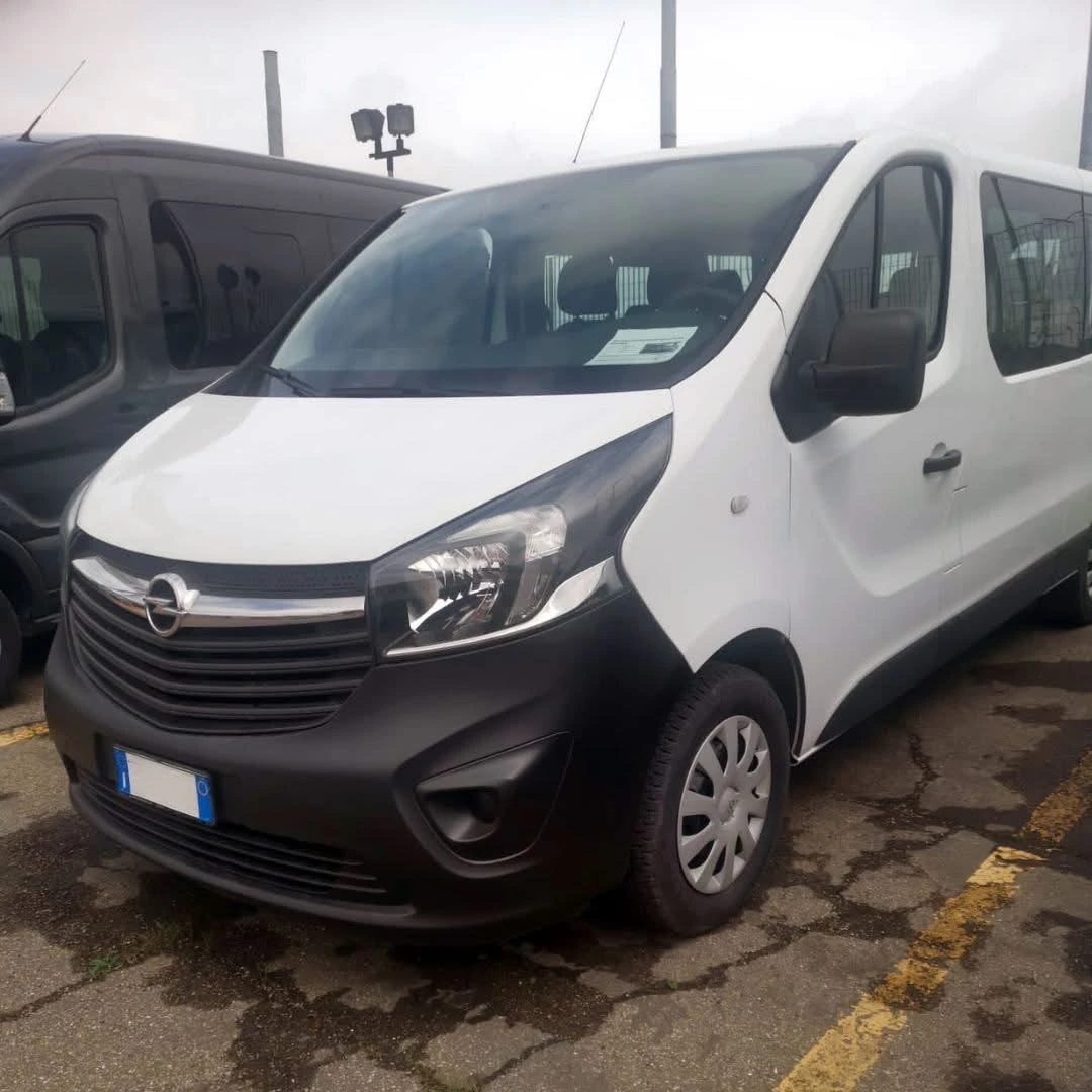 Opel Vivaro 9 posti bianco, vista anteriore a tre quarti
